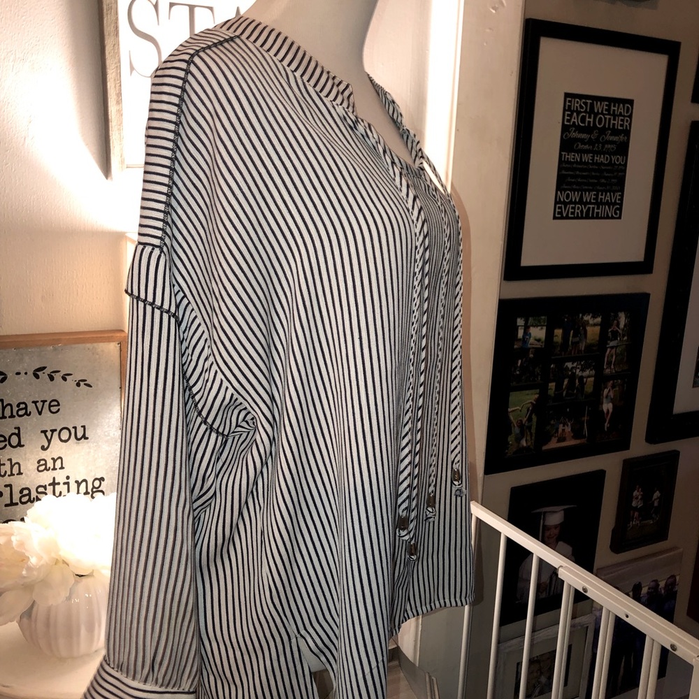 Amaryllis blouse. Size Large. - Picture 2 of 13